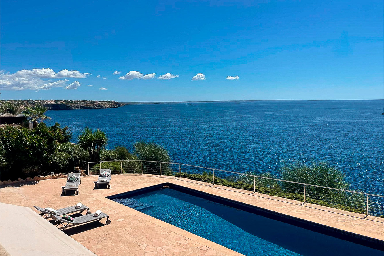 Mediterrane Villa mit Ferienvermietlizenz in erster Meereslinie in Cala Pi 1