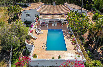 Villa in Santa Ponsa - Ansicht an großzügige Terrasse mit Pool und Garten